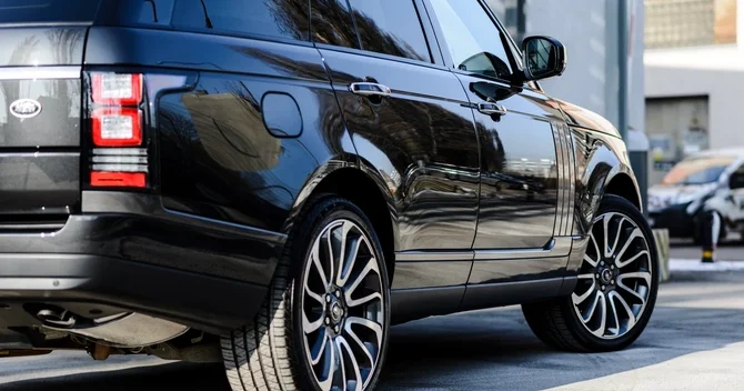 Moyka dan Range Rover qaçırıldı