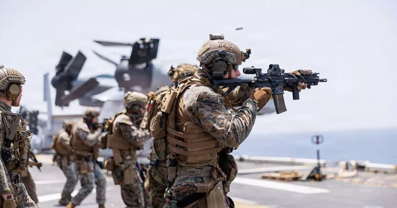 Морские пехотинцы с USS Tripoli поднимаются на борт судна под иранским флагом: ВИДЕО
