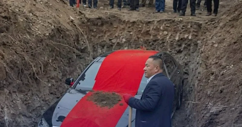 İş adamını lüks avtomobili ilə basdırdılar