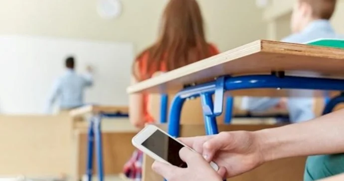 Abituriyentlərin DİM in imtahanına telefon keçirməsi nəzarət zəifliyini göstərir? Ekspert AÇIQLADI