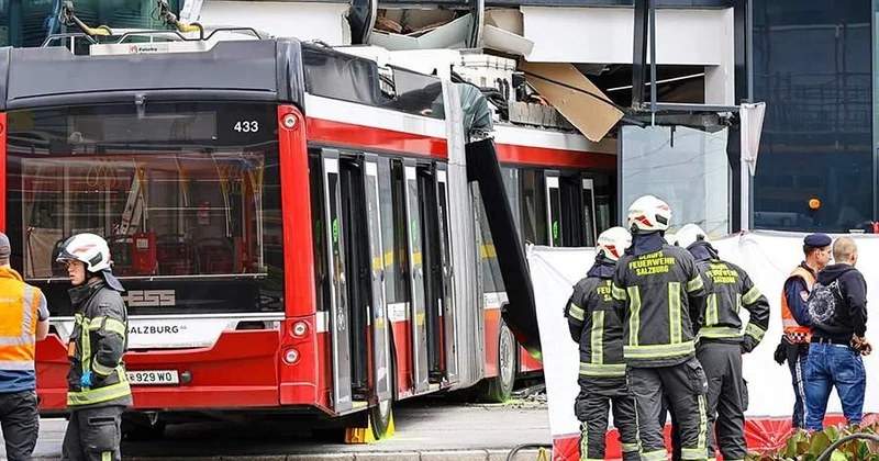 Avstriyada trolleybus supermarketə girdi