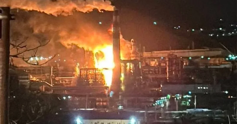 В Туапсе после массированной атаки дронов возник пожар в порту