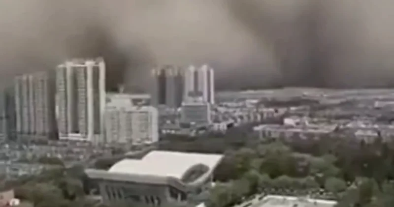 Мощные песчаные бури обрушились на Китай ВИДЕО