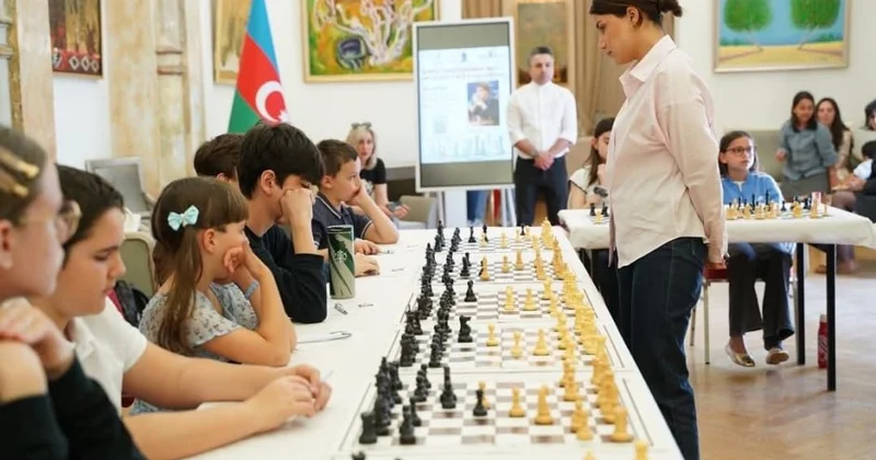 Azərbaycan çempionu Vyanada eyni vaxtda 15 şahmatçı ilə oynadı FOTO