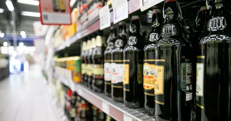 Литва может запретить продажу безалкогольных напитков несовершеннолетним: пиво, вино и сидр