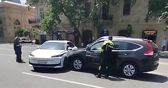 Prospektdə “Honda” qayda pozan “Changan”a çırpıldı VİDEO