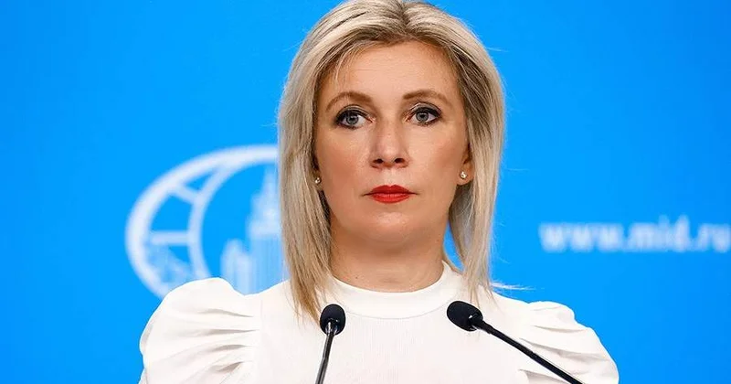 Захарова обвинила посольство США за антироссийский плакат, развернутый в Армении