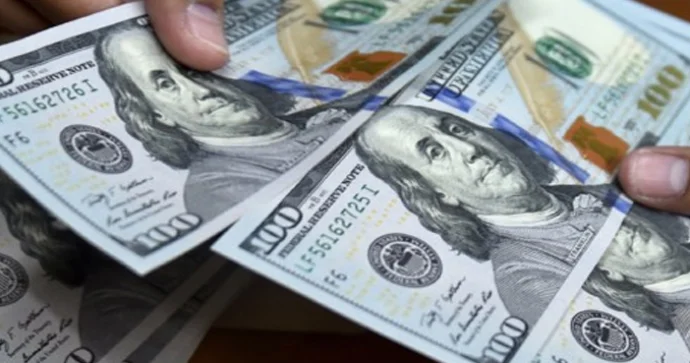 Azərbaycanda dollar almaq çətinləşir