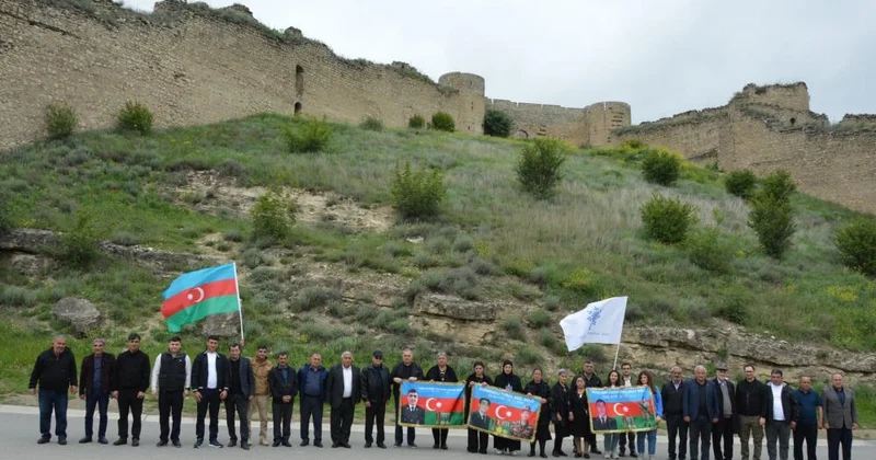 YAP Tərtər rayon təşkilatının kollektivi bir qrup şəhid ailələri, qazilər və veteranlar ilə birlikdə Şuşa, Xocalı və Xankəndiyə səfər təşkil ediblər