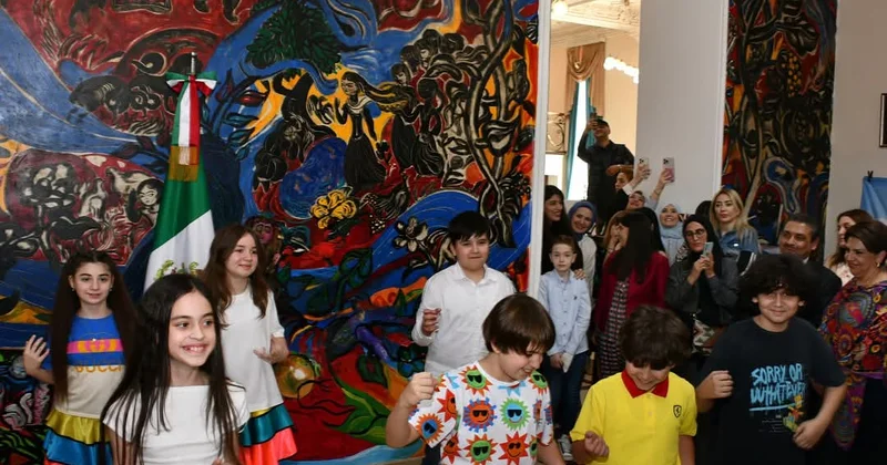 Kukla teatrında kuklalar sərgisi