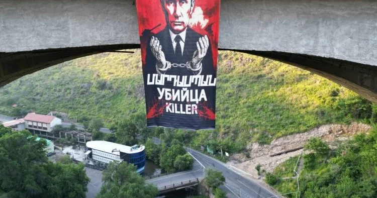 Ermənistanda “Putin qatildir” plakatı asılıb