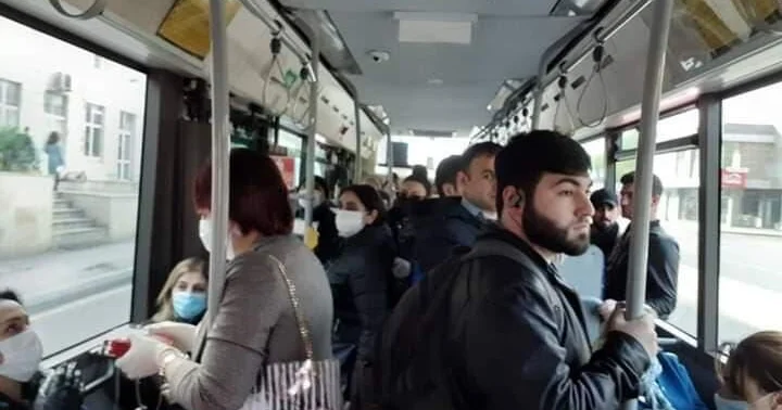 Bıçaqla sərnişinləri hədələyən qadın saxlanıldı Video