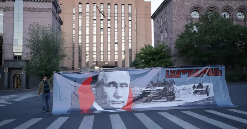 В Ереване встречают Лаврова антироссийскими баннерами ФОТО