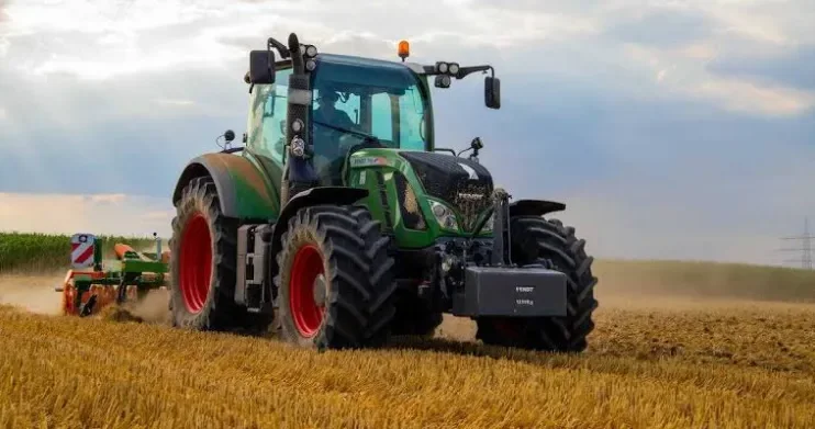 İmişlidə traktorun qoşqusu və 2,5 ton ot YANDI
