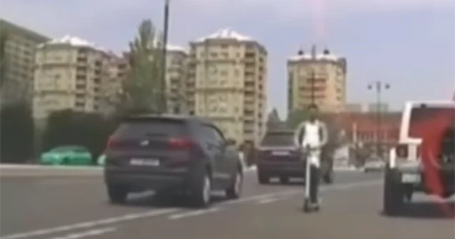 Skuter sürücüsü yolda təhlükə yaratdı Video