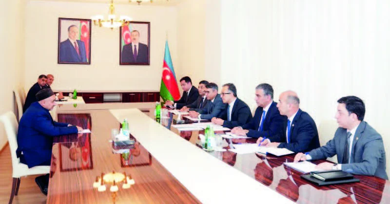 Dini qurum rəhbəri vətəndaşlarla görüşüb