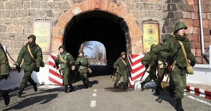 Ermənistan Gümrüdəki Rusiya bazasını bağlamağa hazırlaşır: Lavrovun təcili İrəvan səfərinin PƏRDƏARXASI KONKRET