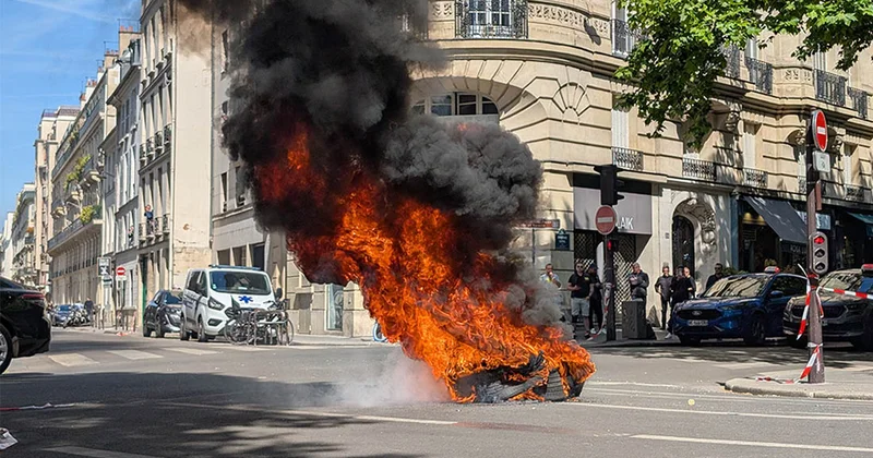 Küçədə təkərlər yandırılıb