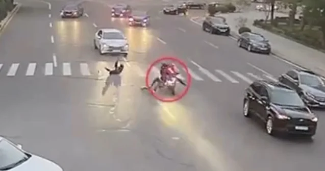 Bakının mərkəzində motosiklet piyadaları belə vurdu VİDEO KONKRET