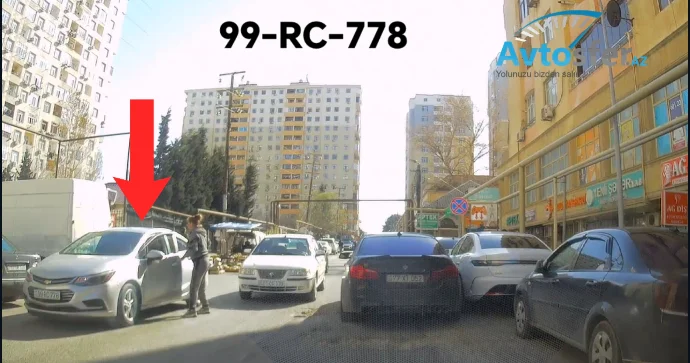 Maşını ikinci cərgədə park edən xanım sürücü hərəkəti çətinləşdirdi VİDEO