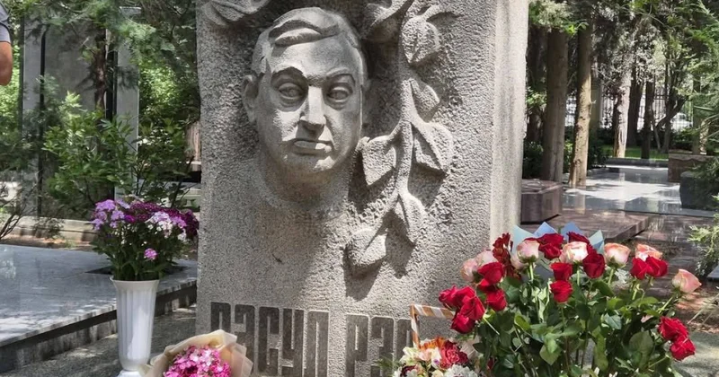 Xalq şairi Rəsul Rzanın məzarı ziyarət olunub