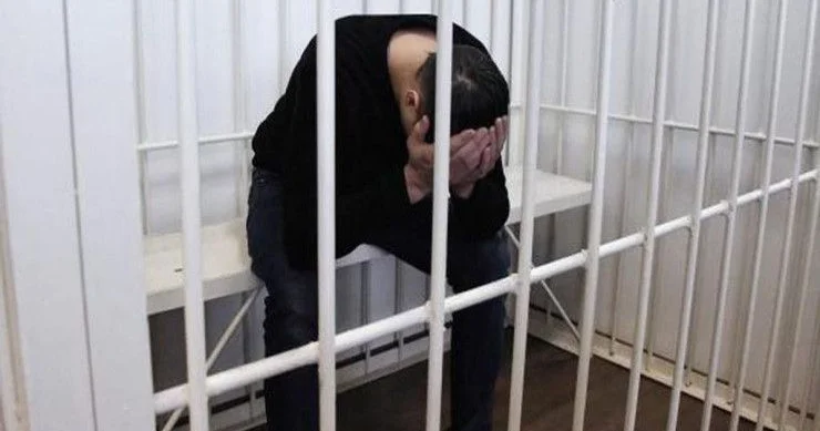 Bakıda azyaşlı qızına əzab verən və arvadı ilə qayınatasını döyən şəxsə hökm oxundu