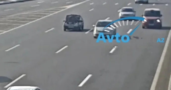 Geniş yolda qəfil kapotu açılan maşın qəza şəraiti yaratdı ANBAAN VİDEO