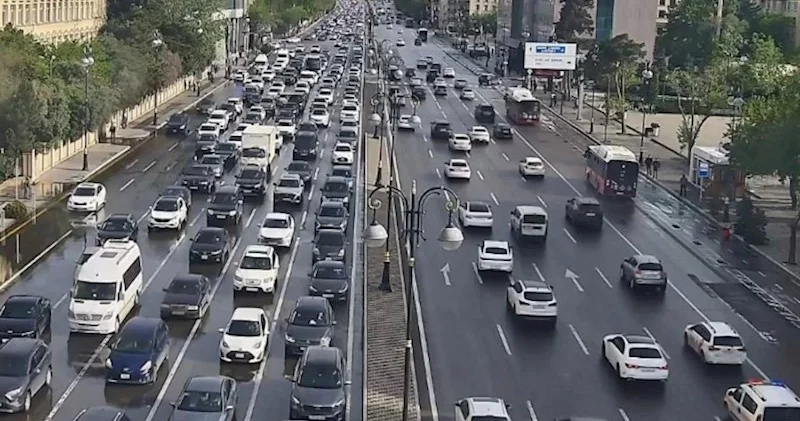 Sürücülərin NƏZƏRİNƏ: Bakının yollarında tıxac var