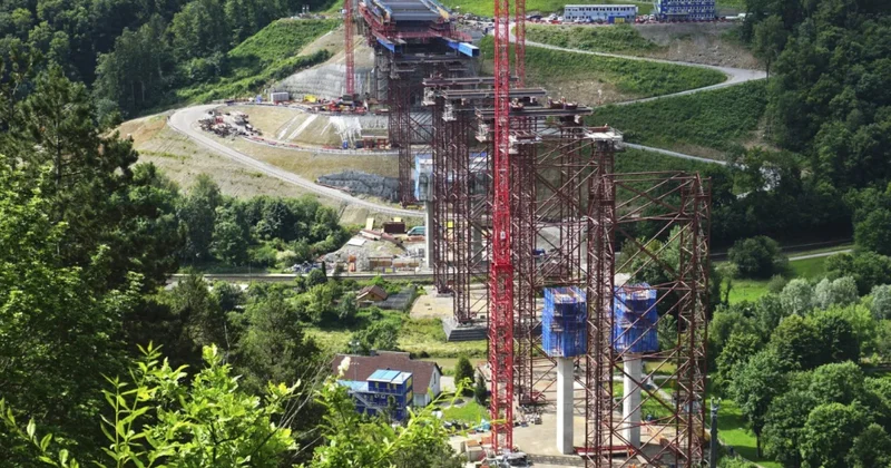 Almaniyada körpü tikintisi zamanı baş verən qəza nəticəsində üç işçi həlak olub