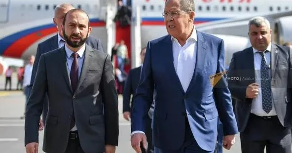 Lavrova İrəvanda şok: “Putin qatildir” şüarı ilə qarşılandı