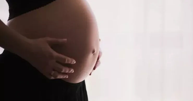 Gənc qadın doğulmamış uşağını satdı