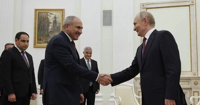 Paşinyan Putinə 200 dəfə zəng edib