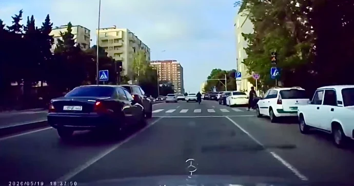 Bakıda ara məsafəsini gözləməyən sürücü öndəki avtomobili vurdu VİDEO