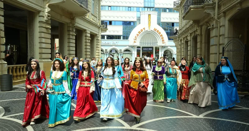 Bakının mərkəzində milli geyimlərdə gəzinti yürüş Fotolar