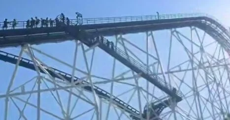 В Техасе посетители застряли на американских горках ВИДЕО