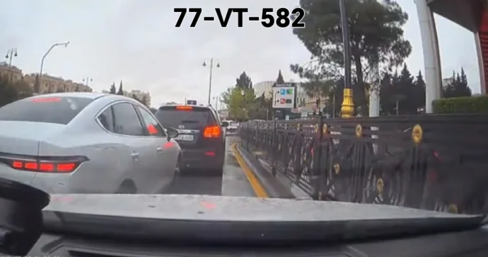 Bir zolaqlı yolda soldan yarışa girib avtomobili dəmirlərə sıxışdırdı VİDEO