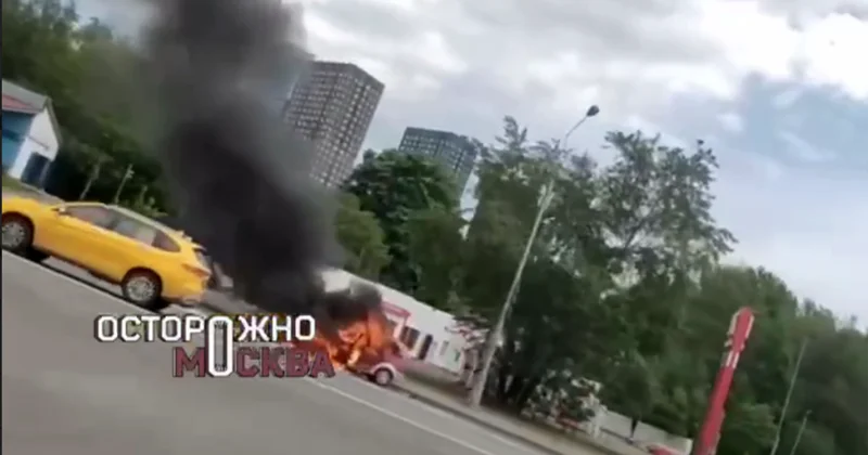 В Москве внезапно воспламенился автомобиль ВИДЕО