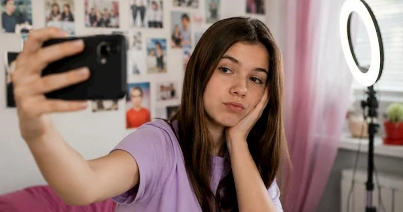Yeniyetmələrin tez tez selfi çəkməsi… Valideynlər buna diqqət yetirməlidirlər