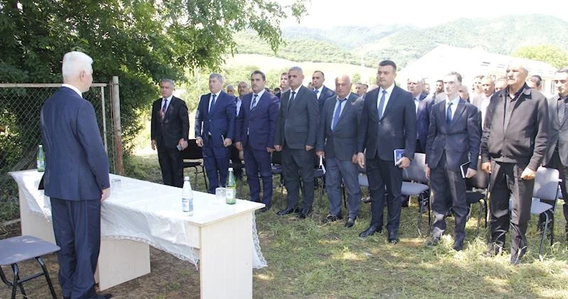 İcra başçısı kölgədə, kənd sakinləri isə günəşin altında... Fotolar