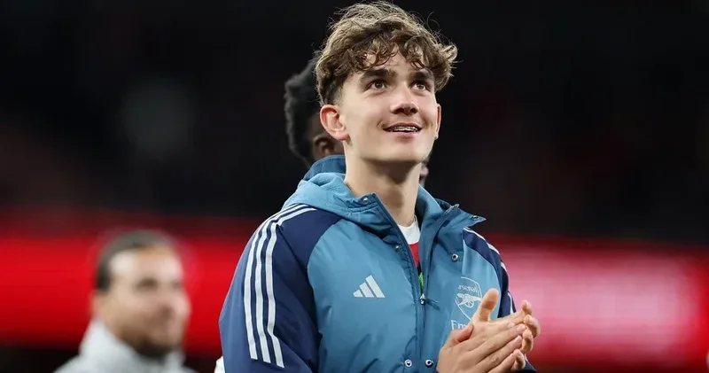 Arsenal ın 16 yaşlı futbolçusu tarix yazdı