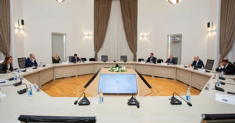 Azərbaycan AYİB münasibətləri: Bərpaolunan enerji sahəsində artan potensial diqqət mərkəzində