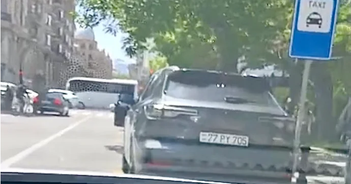 Taksi dayanacağını “parkinq”ə çevirən sürücülər narazılıq yaratdı VİDEO
