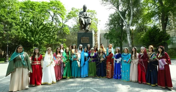 В Баку в рамках WUF13 организовали шествие в национальных костюмах