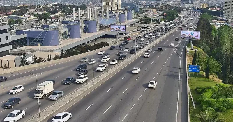 На ряде улиц и проспектов Баку затруднено движение транспорта