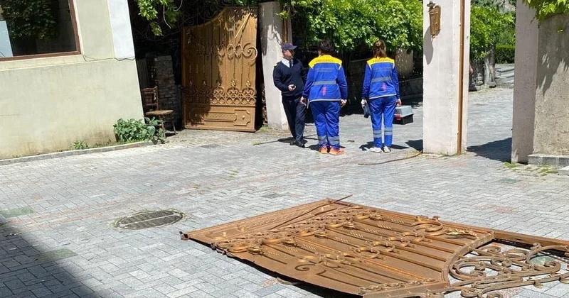 Автомобиль протаранил ворота патриархии в Тбилиси ФОТО