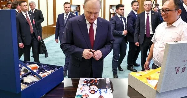 Çinli mühəndis Putinə çini qablar dəsti hədiyyə etdi