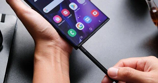 Загадочный запах смартфонов Samsung объяснили
