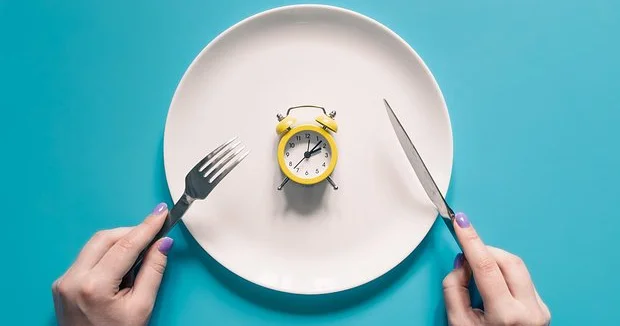12 saat ac qalanda bədəndə nə baş verir? Həkim açıqladı