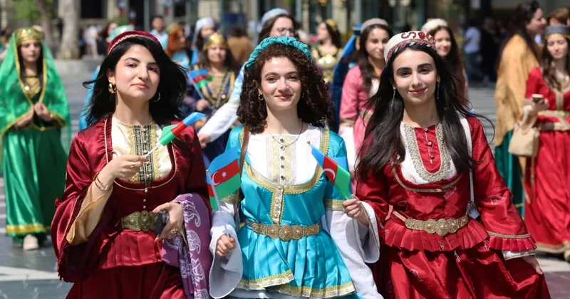 Bakıda rəngli mənzərə: Azərbaycan xanımları milli geyimlərdə FOTOLAR