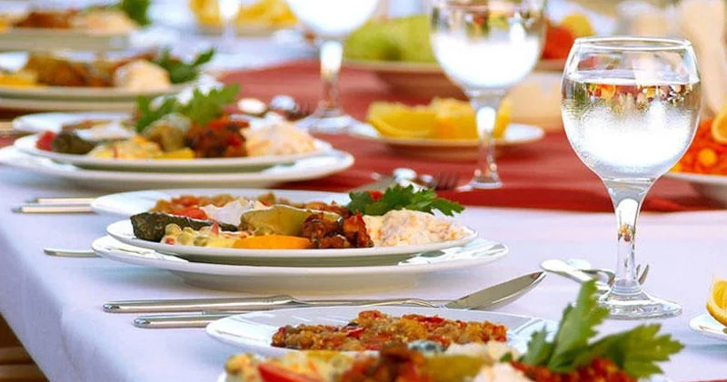 “Kabab yeyənə menyu lazım deyil?” Bölgələrdə xidmət qalmaqalı